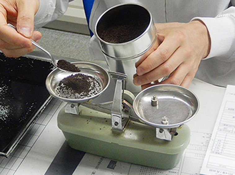 ティーテイスターが茶葉を計る様子