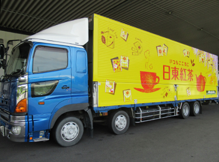 出荷する日東紅茶のトラック