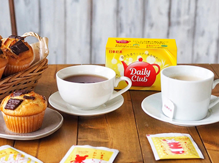 テーブルに並ぶ日東紅茶デイリークラブと紅茶